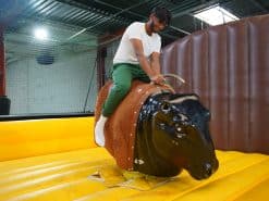 Gonflable taureau mécanique en Ile-de-France